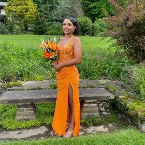 Hii I’m looking to sell this prom dress only worn once.